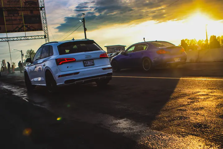Course de drag au coucher de soleil