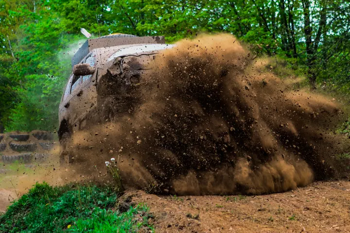 4×4 dans le mud — gerbe de boue