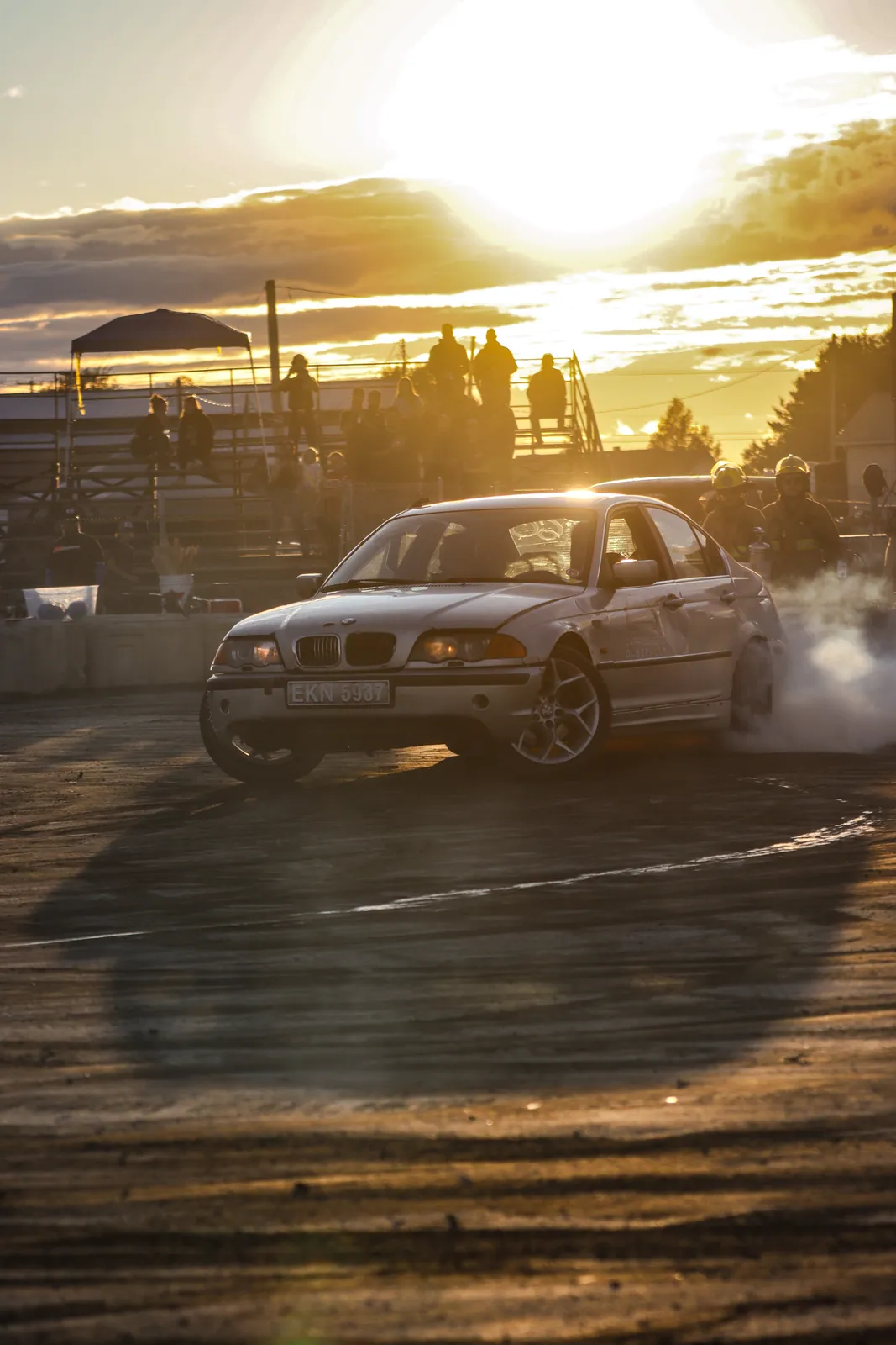 Drift au coucher de soleil avec de la fumée