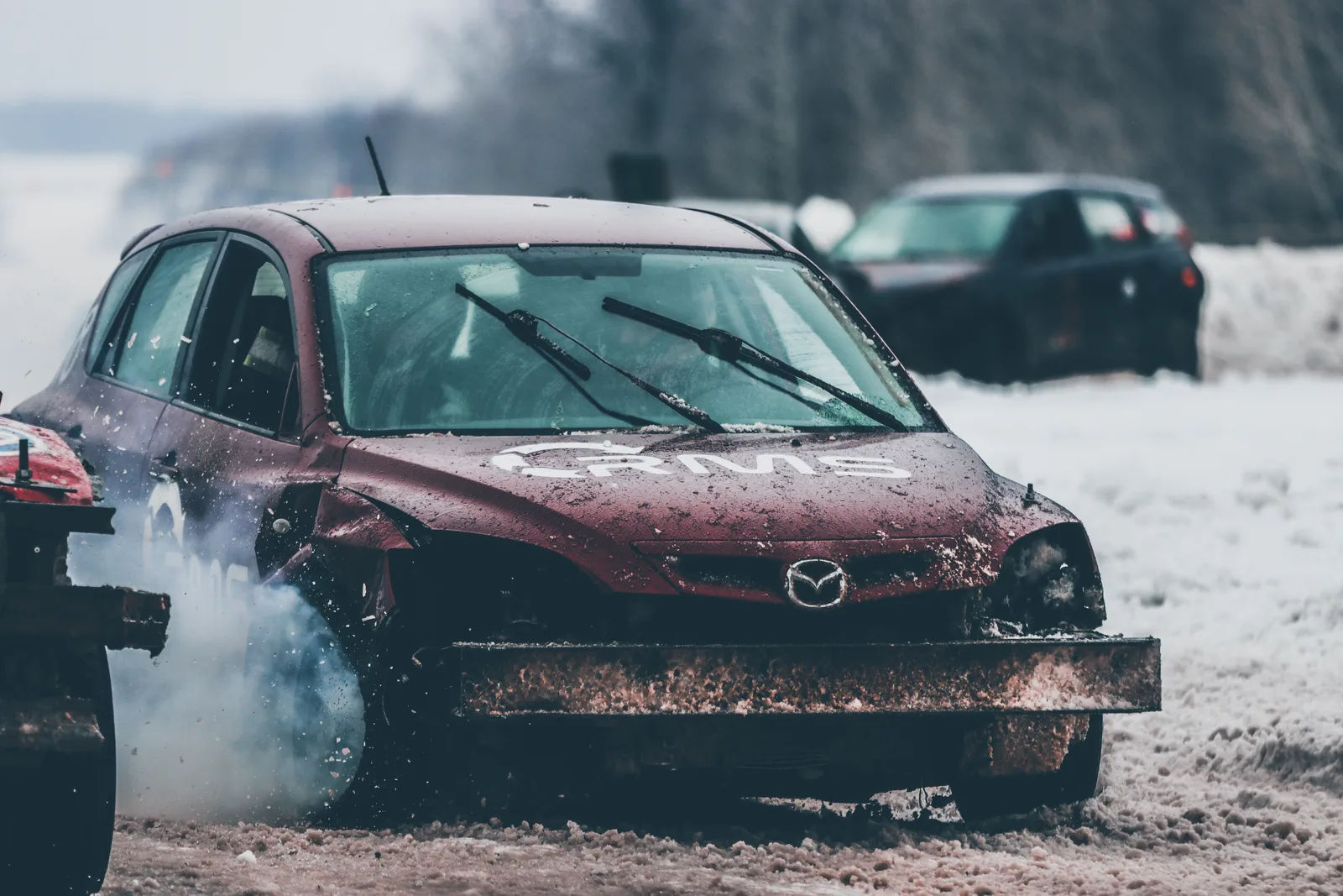 Derby de démolition — scène motorisée K-Show au coucher du soleil